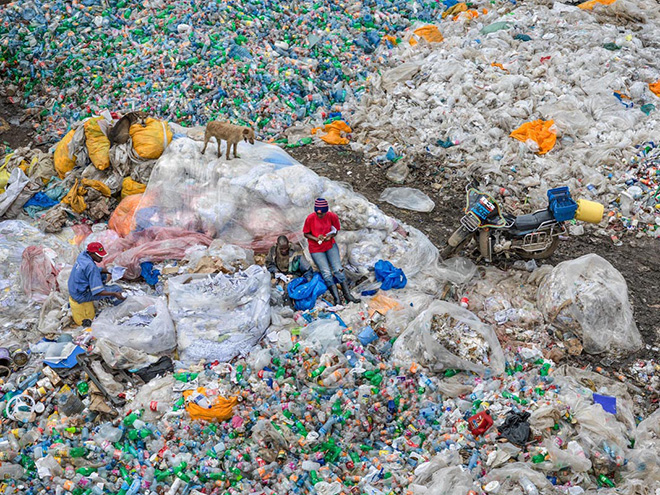 Edward Burtynsky - Dandora Landfill #3, Plastics Recycling, Nairobi, Kenya 2016. photo © Edward Burtynsky, courtesy Admira Photography, Milan / Nicholas Metivier Gallery, Toronto.