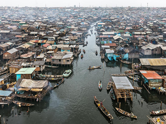 Edward Burtynsky - Makoko #2, Lagos, Nigeria 2016. photo © Edward Burtynsky, courtesy Admira Photography, Milan / Nicholas Metivier Gallery, Toronto.