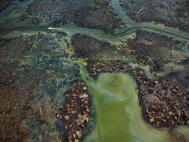 Edward Burtynsky - Oil Bunkering #4, Niger Delta, Nigeria 2016. photo © Edward Burtynsky, courtesy Admira Photography, Milan / Nicholas Metivier Gallery, Toronto.