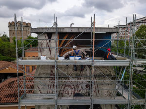 Vesod - Compianto, tra spirito e materia, murale a Padova sulla torretta idrica di Viale Codalunga, work in progress. photo credit: Francesco Calderoni