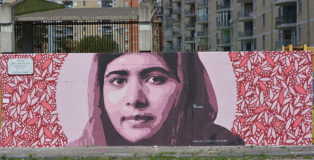 Gianluca Raro, Fabio Biodpi - Murale tributo a Malala Yousafzai, (attivista pakistana attiva sin da giovanissima nella lotta per i diritti civili e per il diritto allo studio delle donne nel suo paese). Scampia: Un murale per il Giardino dei cinque continenti e della non-violenza.