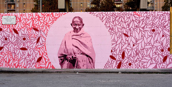 Gianluca Raro, Fabio Biodpi, Gambiancrew - Murale tributo a Gandhi (pioniere e teorico della resistenza all'oppressione tramite la disobbedienza civile di massa che ha portato l'India all'indipendenza). (Aiuola Asia), Scampia: Un murale per il Giardino dei cinque continenti e della non-violenza.