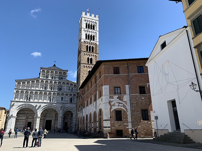 Installazione temporanea di Moneyless sulla facciata dell'ex Oratorio della Madonnina, oggi auditorium della Fondazione Banca del Monte di Lucca- Piazza San Martino, Lucca, 2019