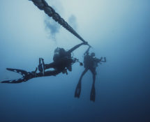 Julian Charrière - As We Used To Float, 2018. Video installazione a canale singolo, video a colori full-HD con audio stereofonico / Single-channel video installation, full-HD color video with stereo sound Durata / Duration: 6’15” (loop) Formato / Ratio: 16:9 (verticale / vertical). Edizione di / Edition of 5 + 2 AP. Copyright l’artista / the artist; VG Bild-Kunst, Bonn, Germania / Germany