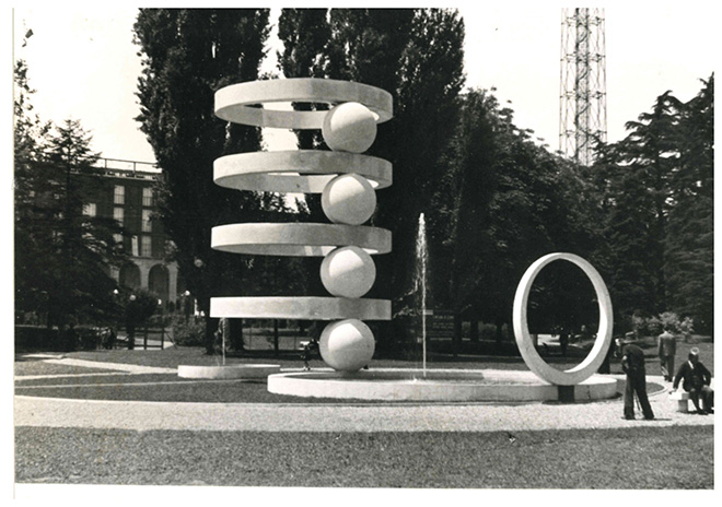 Cesare Cattaneo e Mario Radice - La Fontana di Camerlata tra il Palazzo dell'Arte e la Torre Littoria, 1936, Parco Sempione, Milano. Archivio Mario Radice, Pinacoteca Civica di Como.