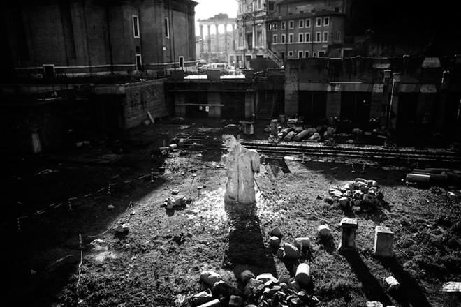 ©Emiliano Mancuso - Stato d’Italia. Roma, 2009. Via dei fori imperiali, un busto trasfigurato dai vandali