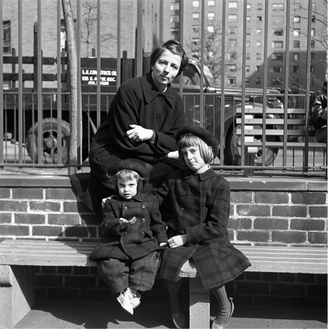 1955. Image size: 12x12 inch (30,48 x 30,48 cm) Paper size: 20x16 inch (50,8 x 40,64 cm) ©Estate of Vivian Maier, Courtesy of Maloof Collection and Howard Greenberg Gallery, NY