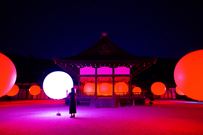 Floating, Resonating Spheres – Shimogamo Shrine, teamLab, 2016