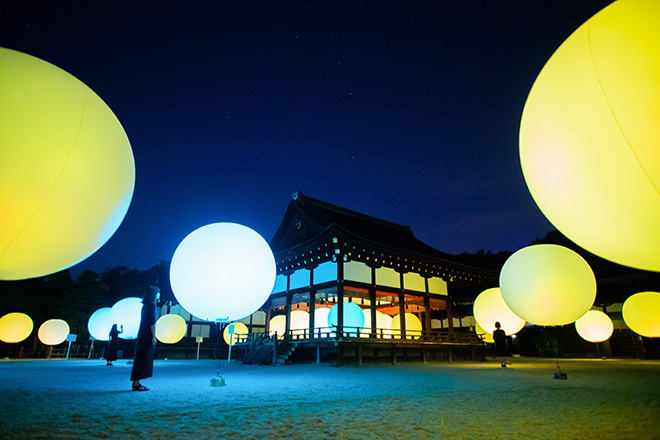 Floating, Resonating Spheres – Shimogamo Shrine, teamLab, 2016