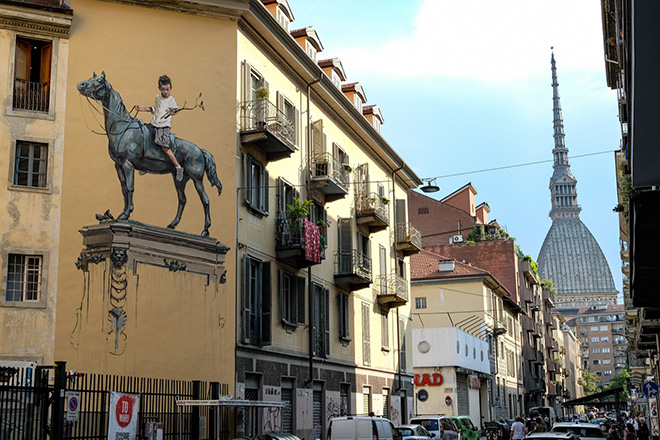 Ernest Zacharevic – Murale a Torino: “Bronze sculpture – History and tradition”