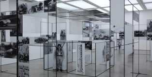 Liam Gillick - Hamilton: A Film by Liam Gillick, 2014. 27:43 min, HD video H.264, edizione di of 3 + 2 APs. Collezione Maja Hoffmann. Courtesy l’artista; Esther Schipper, Berlino