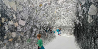 Chiharu Shiota - Letters of Thanks, 2017. Installazione lettere di ringraziamento, lana nera. Kunsthalle Rostock, Germania. Foto di Thomas HÑntzschel (Fotoagentur Nordlicht), Rostock. Copyright VG Bild-Kunst, Bonn.