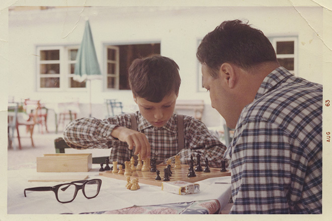 Partita a scacchi con papà / Chess game with dad, Cortina d’Ampezzo (?), agosto / August 1963. Fotografia a colori / Color photograph, cm 8,9 x 13 . Cesare Pietroiusti Un certo numero di cose / A Certain Number of Things, Istituzione Bologna Musei | MAMbo - Museo d'Arte Moderna di Bologna.