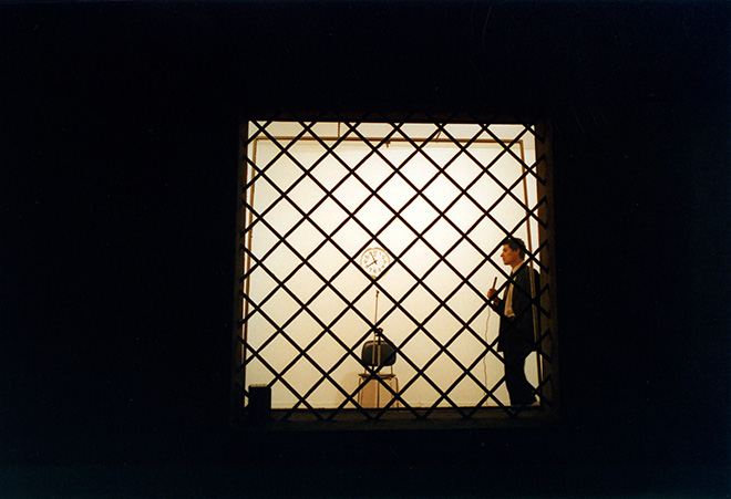 Cesare Pietroiusti -  Pensiero unico, 2003. Performance, Foto e still da video / Photo and video still: Claudio Sossai, Stefano Pasquini, Mauro Manara e / and Gino Gianuizzi.