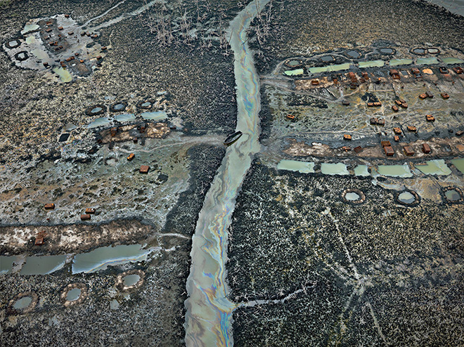 EDWARD BURTYNSKY Anthropocene - Fondazione MAST. Oil Bunkering #1, Niger Delta, Nigeria 2016. Foto © Edward Burtynsky, cortesia Admira Photography, Milano / Nicholas Metivier Gallery, Toronto