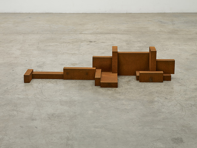 ANTONY GORMLEY - BOARD, 2015, Ghisa (Cast iron), 33 x 161,5 x 57 cm. Courtesy: the artist and GALLERIA CONTINUA, San Gimignano / Beijing / Les Moulins / Habana. Photo by: Stephen White, London