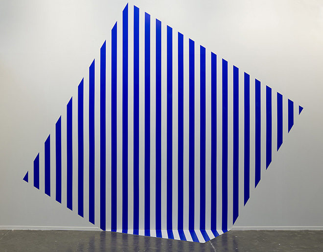 DANIEL BUREN - De travers et trop grand - bleu, 2013. lavoro in situ, vinile adesivo blu largo 8,7 cm su muro bianco, 350 x 350 cm (dimensioni variabili) (work in situ, blue adhesive vinyl large 8,7 cm on white wall). Courtesy: the artist and GALLERIA CONTINUA, San Gimignano / Beijing / Les Moulins / Habana. Photo by: Isabella Matheus