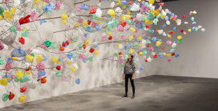 PASCALE MARTHINE TAYOU - Plastic Tree, 2014/2015, rami, sacchetti di plastica, dimensioni variabili (branches, plastic bags variable dimensions). Courtesy: the artist and GALLERIA CONTINUA, San Gimignano / Beijing / Les Moulins / Habana. Photo by: Andrea Rossetti