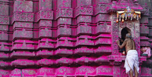 Ashish Gupta - Jyotiba Temple devotees visit to participate in the annual temple festival, 2013, Kolhapur, cm 46x68.