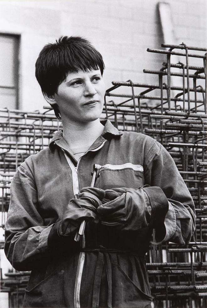 PAOLA AGOSTI - Forlì, 1978 Giovane operaia ferraiola in cantiere/Young iron worker © Paola Agosti