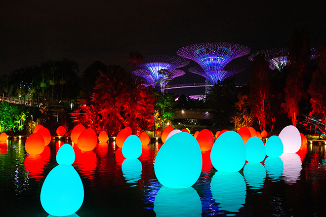 teamLab - Autonomous Resonating Life on the Water and Resonating Trees - Dragonfly Lake, 2019, Interactive Digital Installation, Endless, Sound: Hideaki Takahashi © teamLab.  teamLab is represented by Pace Gallery.