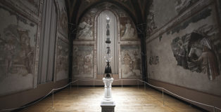 Luca Freschi - Cariatide 03 (Civetta), 2019, terracotta ceramica e legno, cm 44x44x390, Museo Nazionale di Ravenna, 2019. photo credit: Filippo Venturi