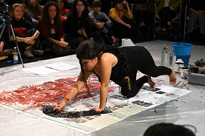 Zehra Doğan - Ritratto di Hevrin Khalaf, performance artistica del 23 novembre 2019. ph. Christian Penocchio - Comune di Brescia.