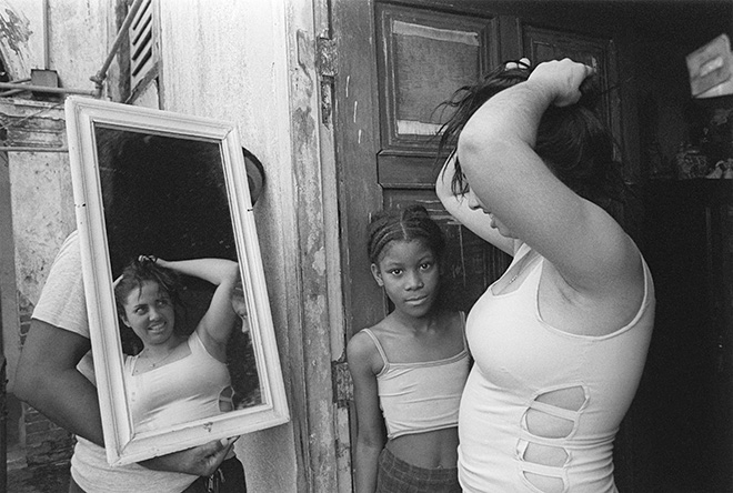 Kattia García - Las mujeres sostienen la mitad del cielo series. 2001. Courtesy of the artist and Catalogo de Fotografas Cubanas