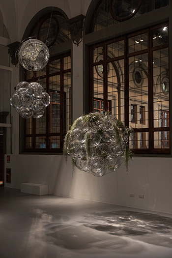 Tomás Saraceno. Aria - Installation view, Palazzo Strozzi, Firenze. Photography Studio Tomás Saraceno