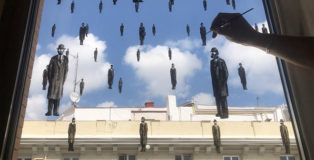 Pejac - #STAYARTHOMEPEJAC, Arte dalla finestra di casa