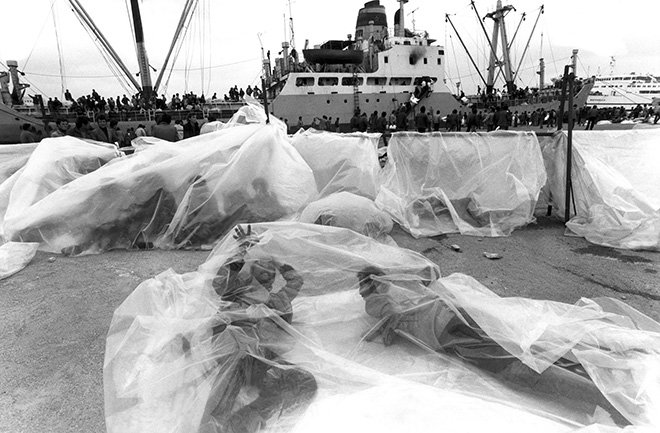 ©Giorgio Lotti - Il primo sbarco di albanesi a Brindisi, 1991