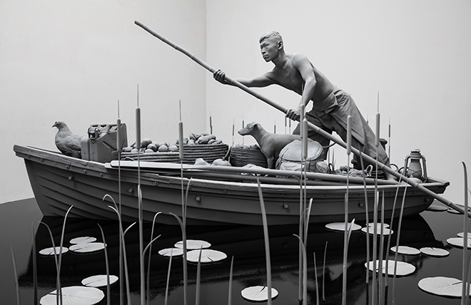 Hans Op de Beeck - The Boatman, 2020. poliestere, acciaio, legno, MDF, resina epossidica, fibra di vetro, poliammide, gesso sintetico, rivestimento, canna, vetro, PA, gomma, bambù, 400 x 400 x 180 cm, 2020. Courtesy: the artist and GALLERIA CONTINUA Photo by: Studio Hans Op de Beeck