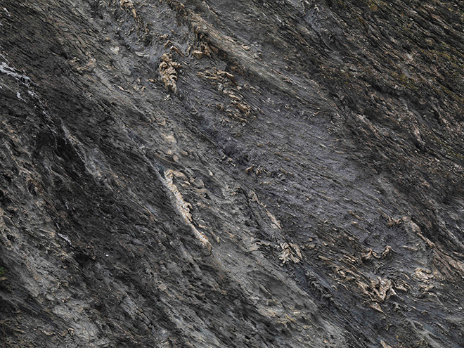 Patrick Rohner: Die Natur kennt keine Katastrophen (Felswand, Foto: Jürg Zürcher) - Art Safiental 2020