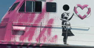 Banksy e il sostegno alla LouiseMichel - Quando l’arte diventa azione e salva vita umane