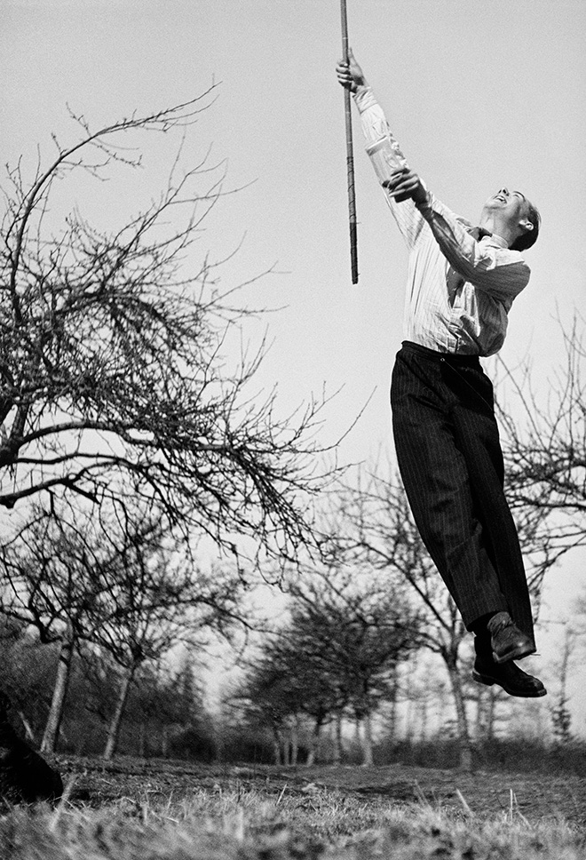 André Haguet, un cugino di Lartigue, Foresta di Rambouillet, 1938. Photograph by Jacques Henri Lartigue © Ministère de la Culture (France), MAP-AAJHL