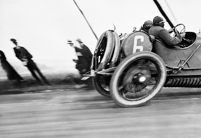 Grand Prix de l'Automobile Club de France detta anche l'automobile deformata, 1913 ma diffusa da Lartigue nel 1912. Photograph by Jacques Henri Lartigue © Ministère de la Culture (France), MAP-AAJHL.