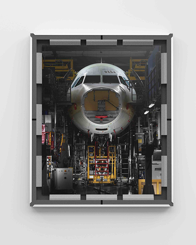 MAXIME GUYON. Aircraft, Catena di montaggio Airbus, veduta frontale di una cabina di pilotaggio /Airbus assembly line, front view of a cockpit, 2019. © Maxime Guyon