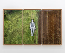 Omelia contadina, Elisa Cortese, Processione, Tryptique, Castel Giorgio, Italie, 2019. Stampa a colori, dibond, plexiglass opaco, cornice a cassetta a filo in acero 160 x 260 x 9 cm totali (3 pannelli). Courtesy: the artist and GALLERIA CONTINUA Photo by: Ela Bialkowska, OKNO Studio.