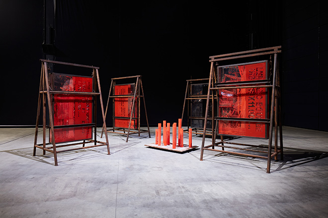 Chen Zhen - Le Rite suspendu / mouillé, 1991 Installation view, Pirelli HangarBicocca, Milan, 2020. © ADAGP, Paris. Courtesy Pirelli HangarBicocca, Milan, and de Sarthe Gallery, Hong Kong. Photo: Agostino Osio