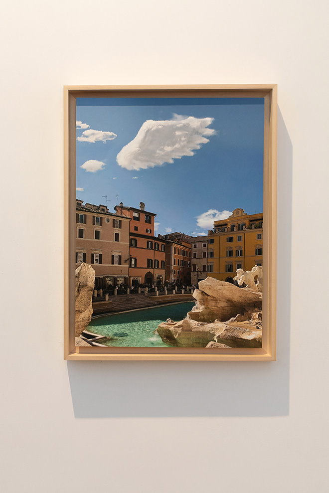 Leandro Erlich - Ala (Fontana di Trevi), 2020. stampa su carta Hahnemühle Ultrasmooth 30 x 40 cm 35 x 45 cm incorniciata, 2020. print on Hahnemühle Ultrasmooth Paper 30 x 40 cm | 11,81 x 15,78 in 35 x 45 cm| 13,77 x 17,71 in framed. Courtesy: the artist and GALLERIA CONTINUA Photo by: Giovanni De Angelis.