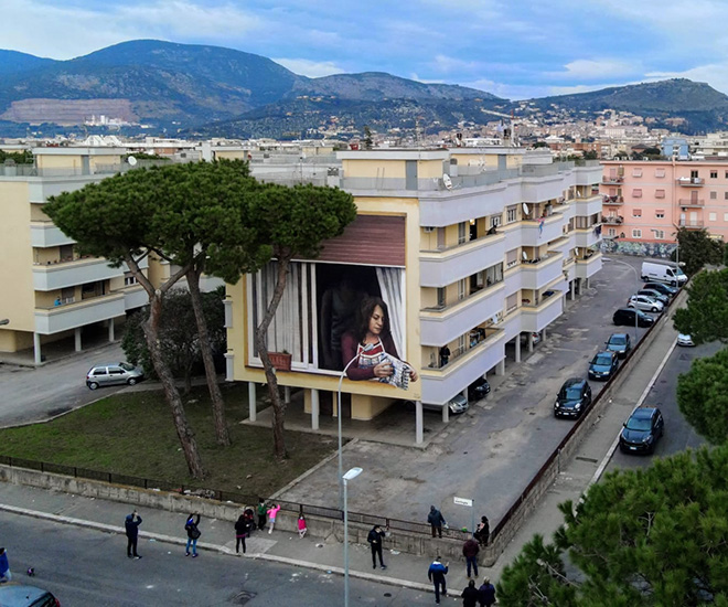 Slim Safont - Donna alla finestra, murale a Terracina per Memorie urbane e 25novembre.org. photo credit: Arianna Barone, drone: Andrea Moretti