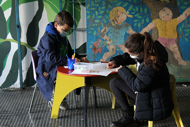 Bambini all'ingresso del TSMREE di Via Dina Galli disegnano i supereroi in occasione dell’intervento degli street artist Diamond e Solo in Via Dina Galli 8 per il Progetto Another World, foto LAP