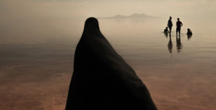 Masoud Mirzaei | The Lake, Lake Urmia (Iran). Creative Photo Awards 2021 - Photographer of the Year. Il lago Urmia, il più grande lago del Medio Oriente e il sesto lago di acqua salata più grande della terra, si trova tra le province dell'Azerbaigian orientale e dell'Azerbaigian occidentale.