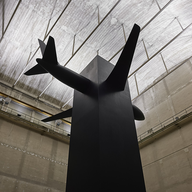 Maurizio Cattelan - Blind, 2021. Veduta dell’installazione, Pirelli HangarBicocca, Milano, 2021. Resina, legno, acciaio, alluminio, polistirene, pittura 1695 x 1300 x 1195 cm. Prodotta da Marian Goodman Gallery e Pirelli HangarBicocca, Milano. Courtesy l’artista, Marian Goodman Gallery e Pirelli HangarBicocca, Milano. Foto: Agostino Osio