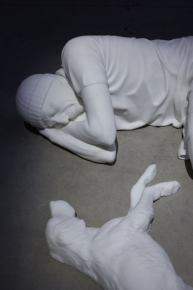 Maurizio Cattelan - Breath, 2021 (dettaglio). Veduta dell’installazione, Pirelli HangarBicocca, Milano, 2021. Marmo di Carrara. Figura umana: 40 x 78 x 131 cm. Cane: 30 x 65 x 40 cm. Courtesy l’artista, Marian Goodman Gallery e Pirelli HangarBicocca, Milano. Foto: Agostino Osio.