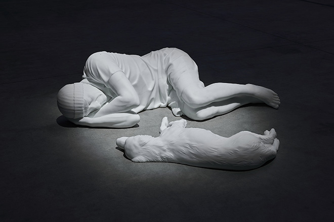 Maurizio Cattelan - Breath, 2021. Veduta dell’installazione, Pirelli HangarBicocca, Milano, 2021. Marmo di Carrara. Figura umana: 40 x 78 x 131 cm. Cane: 30 x 65 x 40 cm. Courtesy l’artista, Marian Goodman Gallery e Pirelli HangarBicocca, Milano. Foto: Agostino Osio.