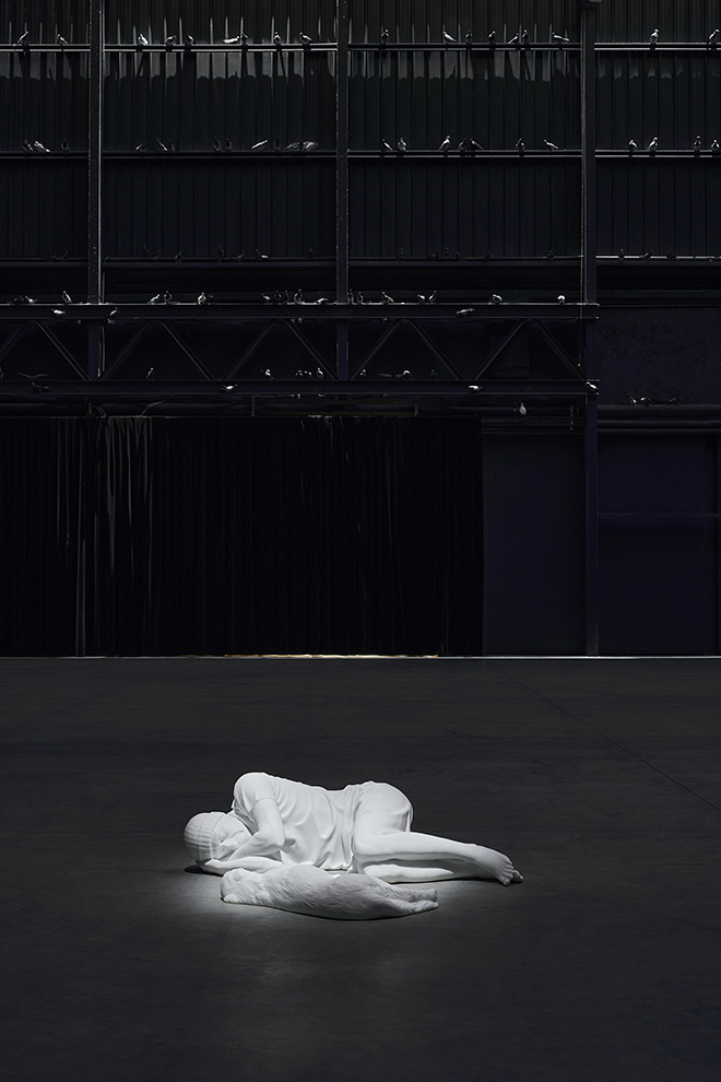 Maurizio Cattelan - Veduta della mostra, Breath Ghosts Blind, Pirelli HangarBicocca, Milano, 2021. Courtesy l’artista e Pirelli HangarBicocca, Milano Foto: Agostino Osio.