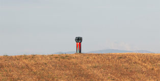 Moira Ricci - Totem, 2021, ferro, vetroresina e materiali misti, h 500 cm. photo courtesy of: Hypermaremma