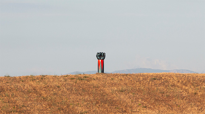Moira Ricci – Totem, installazione site-specific per Hypermaremma