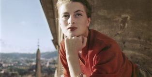 Robert Capa, [La modella e attrice francese Capucine affacciata a un balcone, Roma], agosto 1951. © Robert Capa/International Center of Photography/Magnum Photos.